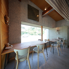 当店では、10名様までご利用いただけるテーブル席をご用意しています。木の温もりを感じるデザインのテーブルは、落ち着いた雰囲気を演出し、リラックスした時間をお過ごしいただけます。友人や家族との集まり、特別なイベントなど、様々なシーンに対応可能です。居心地の良い空間で、大切なひとときをお楽しみください。