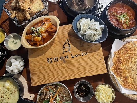 写真映えスポットのある、お洒落な空間で本場韓国料理を