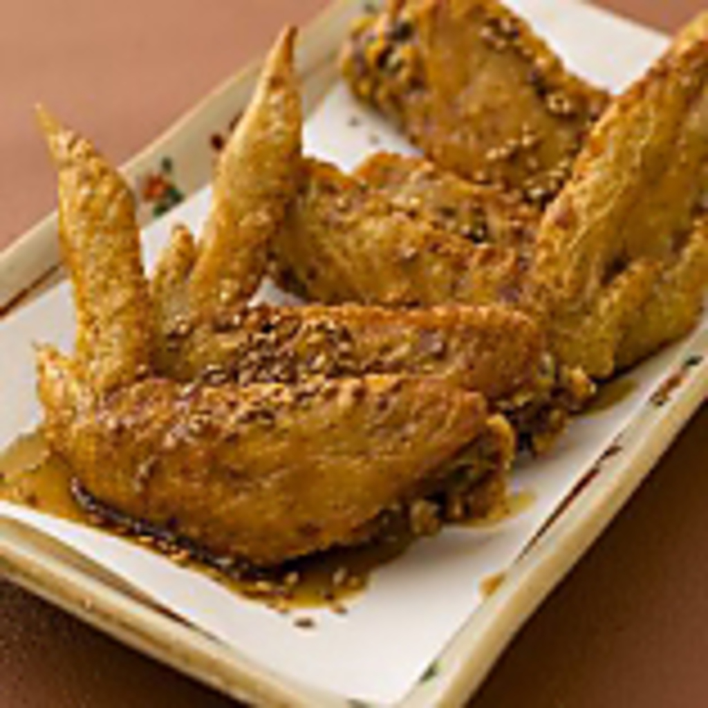 「秘伝」のタレで仕上げたスパイシーな『やみつき手羽先 [3本盛り]』