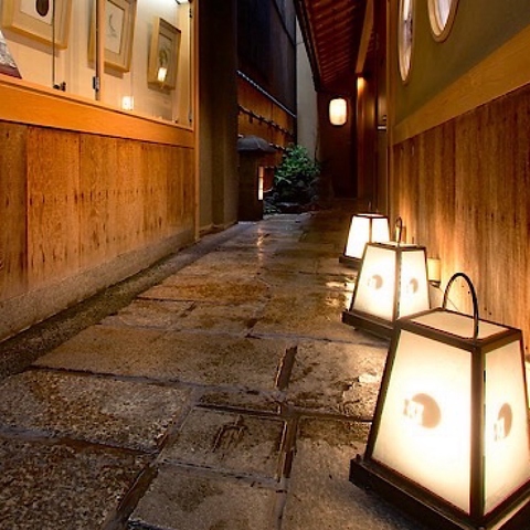 旬の京野菜や季節の食材を使った伝統的な京都の和食を楽しめます。