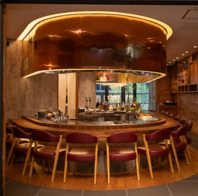 臨場感溢れるカウンターでお食事を