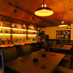 テーブル席をつなぎ合わせる事で8名様などの対応も可能ですので会社仲間やご家族の会食にもオススメ