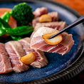 【お食事メニューも充実のラインナップ】お刺身、酒肴、焼物など幅広いジャンルのお料理を取り揃えております。ご家族でのお食事から、ご友人との飲み会、大切な記念日まで、さまざまなシーンに対応いたします。詳細はメニューページからご覧ください。