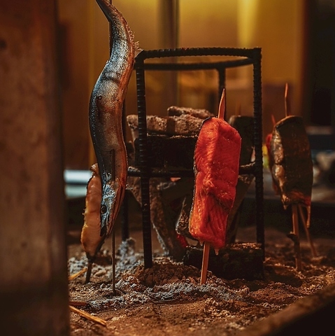 豊富な日本酒とこだわりの藁焼き・原始焼き料理を堪能できるカウンターのお店