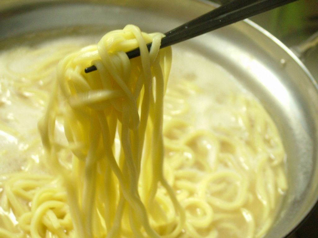 鍋の〆はちゃんぽん玉で。自慢のスープと玉子麺が絡まって、最高の味わいに…つるりとした喉ごし！！