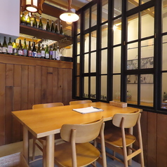 当店の4名様テーブルは、家族や友人との楽しい集まりにぴったりのスペースです。温かみのある木製テーブルと心地よい照明が、リラックスした雰囲気を演出します。2つのテーブルは、会話が弾むプライベート感を大切にしながら、みんなで美味しい料理を楽しむ特別な時間を提供します。素敵なひとときをお過ごしください。