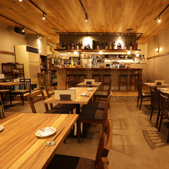 テーブル席をつなげて10名前後の宴会利用時にも開放感ある店内でご利用可能です。