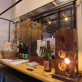 木製のカウンターと温かみのある照明が特徴の落ち着いた空間を提供します。多彩なドリンクメニューや美味しい料理を取り揃え、友人との楽しい会話に最適なスペースです。おしゃれなインテリアが、訪れる皆様に心温まるひとときを演出します。ゆったりとした時間をお楽しみください。ぜひお気軽にお立ち寄りください。