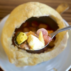 【夏限定】粗挽きソーセージと夏野菜のクリームチーズパイ包みスープカレー