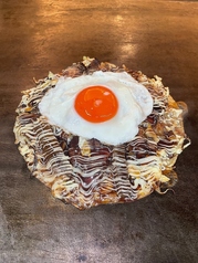 【洋食焼】あじくらやスペシャル【いか・豚・すじ・こんにゃく・赤彩卵目玉焼き】