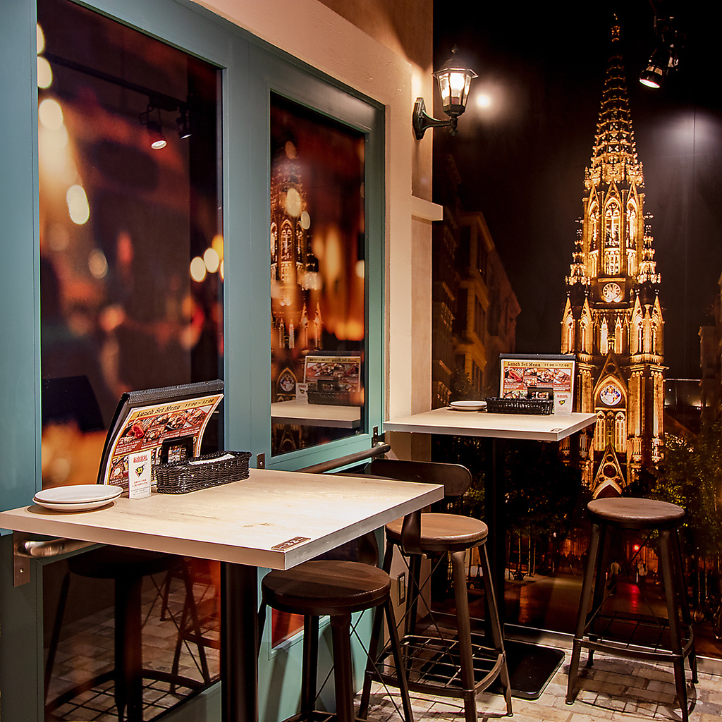 オシャレな店内にテーブル席や立飲みスペースなど、バルならではの雰囲気をお楽しみいただけます♪