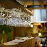 温かみのある木製カウンターとおしゃれなインテリアが特徴です。吊り下げられたグラスが洗練された雰囲気を演出し、充実したドリンクメニューと共に、友人との楽しいひとときを提供します。さらに、宴会やパーティーに最適な貸切も可能です。特別な時間をお過ごしいただけますので、ぜひお気軽にお問い合わせください。