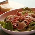 料理メニュー写真&nbsp;たっぷりパルミジャーノと生ハムのサラダ