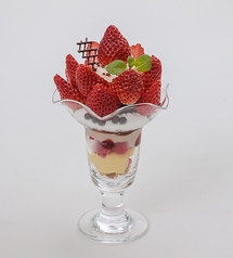 見た目も美しい☆旬を五感で楽しむ季節のフルーツパフェの写真