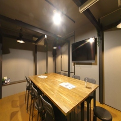 20名様からの店舗貸切にも対応しており、最大46名様までの大規模な宴会が可能です。一体感のあるワンフロアで、会社行事や二次会など、大人数で盛り上がりたい時に最適。高岡エリアでまとまった人数での集まりを検討されている幹事様、設備や予算などお気軽にご相談ください。素敵なパーティーを演出します。