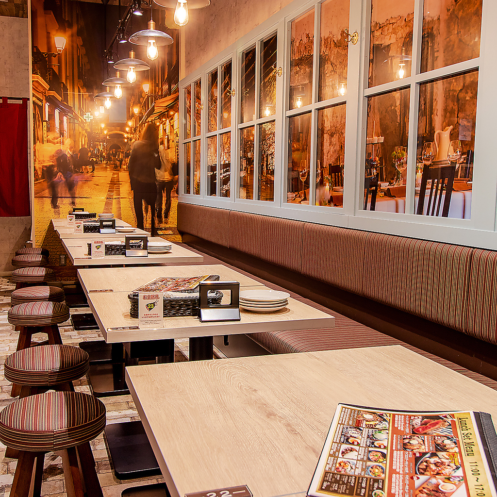 空間にもこだわったアンティーク＆カジュアルなニューヨークの街角のような雰囲気！