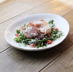 生ハムとルッコラとパルミジャーノのサラダ