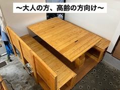 ４人ほどで快適に使えるテーブル席です