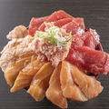 料理メニュー写真&nbsp;サーモンVSマグロ丼