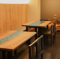 お洒落な雰囲気が漂う店内には、会話を弾ませながら食事のひとときを愉しめる4人掛けのテーブル席を2台完備。モダンなインテリアと和の情緒が調和した空間は、女子会や気の置けない仲間との集まりに最適です。開放感のあるお席で、愛媛県産の新鮮な鶏肉を使用した自慢の料理を囲み、賑やかな時間をお過ごし下さい。