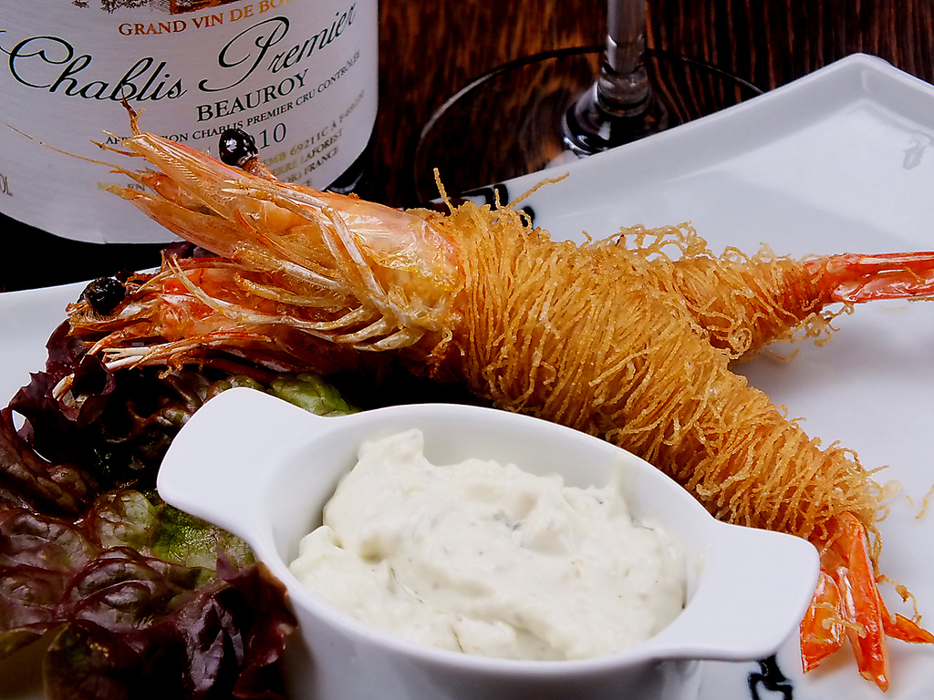 トルコのカダイフという極細の麺を衣にした特製海老フライはサックサクの食感がたまらない♪