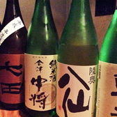 こだわりの日本酒を常時8種類ご用意！その他にも珍しい胡麻を使った焼酎や当店オリジナルのドリンクメニューなど種類豊富に取り揃えております。また、アルコールが苦手な方や未成年のお客様向けのソフトドリンクもございますので安心してご利用ください。