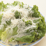 2種のチーズを使ったシーザースサラダ。マカロニ市場と言えばコレ！