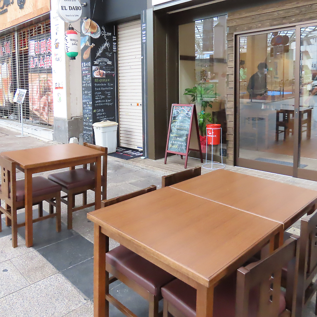 今夜はテラス席で一杯どうですか？　週末は翌日2時まで営業しておりますので、遅くからのご利用も◎