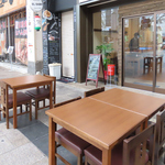 今夜はテラス席で一杯どうですか？　週末は翌日2時まで営業しておりますので、遅くからのご利用も◎