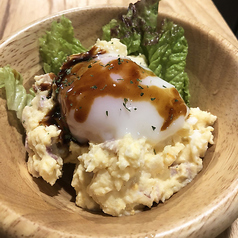 温玉のせ ポテトサラダ/彩り野菜のピクルス