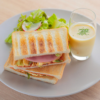 スイーツや軽食、お酒まで楽しめる大人のお洒落空間！