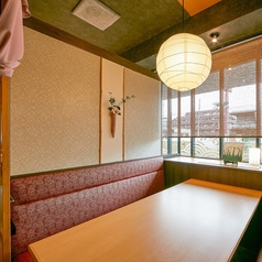 ご家族の団らんから、友人同士の会食、さらに大人数での宴会まで、幅広く対応させていただける個室から広間までご用意しています。