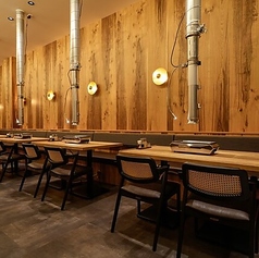 店内は段差の少ないフラットな作りで、車椅子のままスムーズにご案内できるお席をご用意しています◎広めのスペースを確保しており、どなた様も快適にお食事をお楽しみいただける環境です。