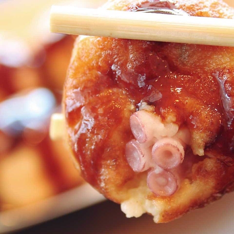 外はカリッと中はとろけるアツアツのたこ焼きや名物ねぎ焼きなど本場大阪の味を堪能♪
