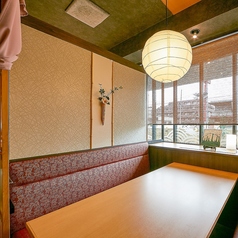 ご家族の団らんから、友人同士の会食、さらに大人数での宴会まで、幅広く対応させていただける個室から広間までご用意しています。