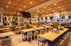 広々の店内、和モンな雰囲気