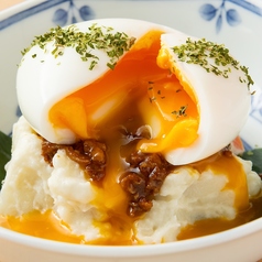 鶏屋のポテサラ ～鶏味噌と半熟たまご乗せ～