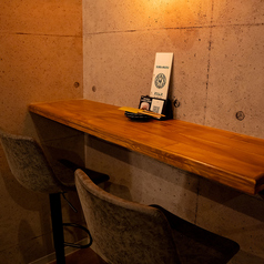 当店では、3名様までご利用可能なカウンター席をご用意しております。もちろん、お一人様からでもお楽しみいただけるお席となっておりますので、お仕事帰りにもお気軽にお立ち寄りください!また、様々なお客様に楽しんでいただけるようお食事やお酒を多数用意しております。皆様のご来店を心よりお待ち申し上げております◎
