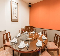 人気の円卓個室です。本格中華料理を本場の雰囲気で味わうことができます！ゆったりとくつろげるお部屋になっておりますので大事な接待や会食で大変人気のお席となっております♪