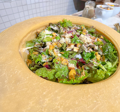 大きなチーズで仕上げるマリノア特製シーザーサラダ