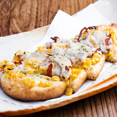 コーンとベーコンのナンピザ
