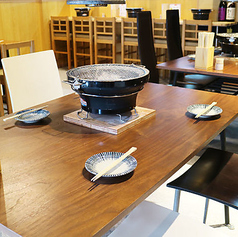 テーブル席は5名×3卓ご用意しております。少人数での食事シーンに最適な落ち着いたお席です。ぜひご利用ください♪