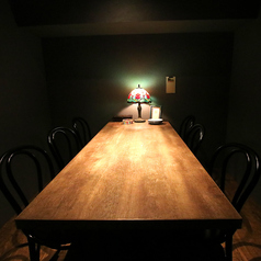 メインフロアから少し離れた、上質な書斎を思わせるプライベートVIP空間席は誕生日や記念日、接待などに