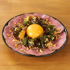 揚げ葱とガーリックの牛タンユッケ