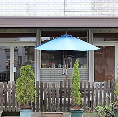 開放感あふれる屋外のテラス席は、心地よい外の空気を感じながらお食事が楽しめる開放的な空間です◎こちらのテラス席に限り、喫煙も可能となっておりますので、愛煙家の方も周囲を気にせずゆったりとお寛ぎいただけます♪本場の肉料理や冷たいドリンクを片手に、リラックスしたひとときをお過ごしください◎