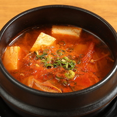 一人でも楽しめる鍋料理と豊富な韓国メニューのこだわり