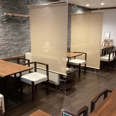 4名席、4名席、6名席となっており、仕切りをあげて18名様まで団体様もご案内可能です！