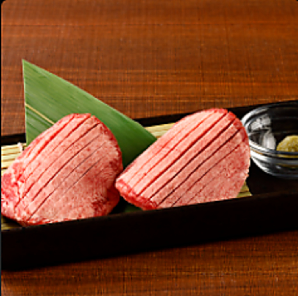 厚切りの牛タンは口の中で弾けるような食感がたまらない♪レモンを絞ってさっぱりとご堪能ください！