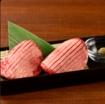 厚切りの牛タンは口の中で弾けるような食感がたまらない♪レモンを絞ってさっぱりとご堪能ください！