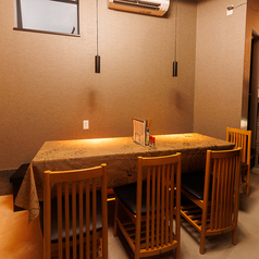 4名様で利用できるテーブル席を2卓ご用意しています◎